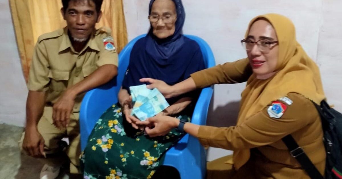 Pemdes Nuangan Salurkan BLT Oktober 2023