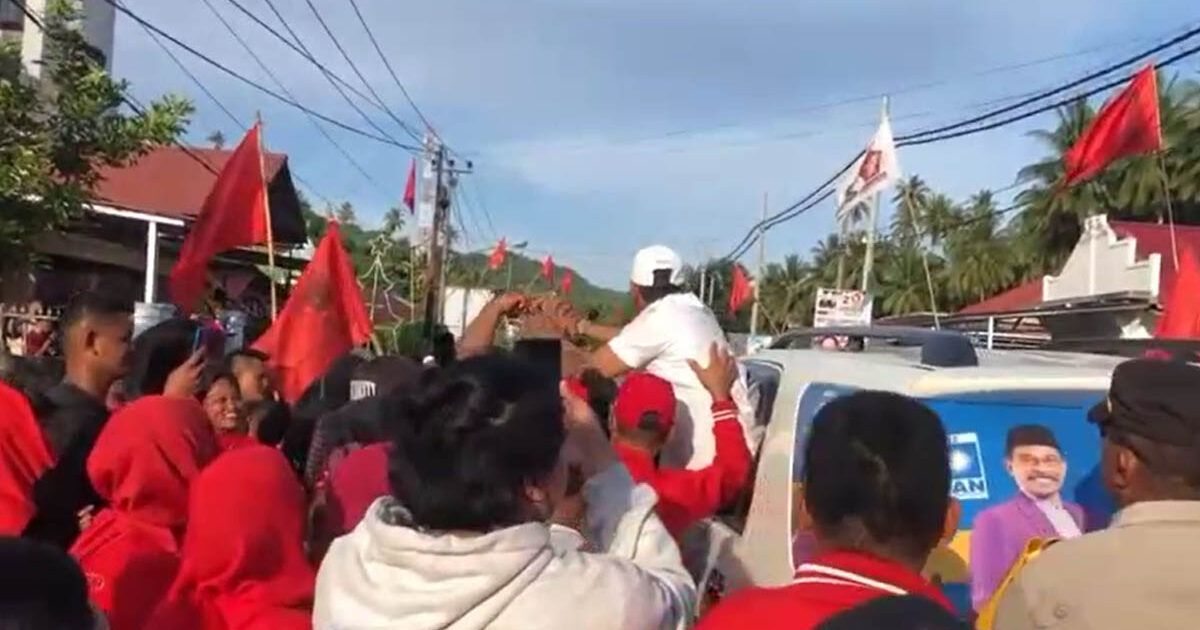 Massa PDI-P Boltim Serbu Sehan Landjar