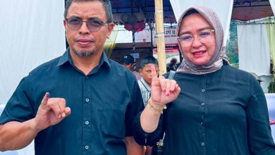 Sirajudin & Ening Pamerkan Kelingking Bertinta