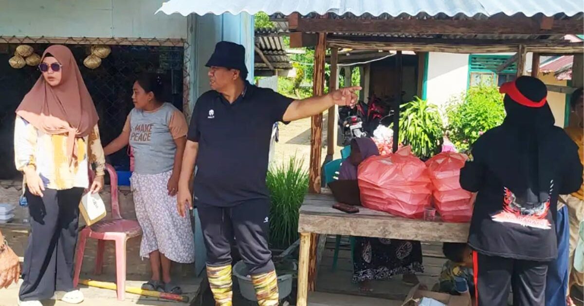 Dewi Mondo Berikan Bantuan Banjir