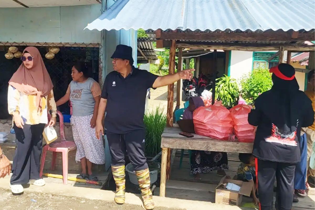 Dewi Mondo Berikan Bantuan Banjir