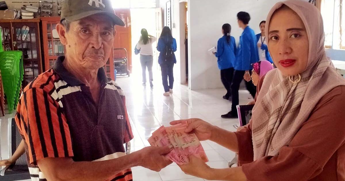 Pemdes Nuangan Salurkan BLT DD Tahap I Tahun 2024