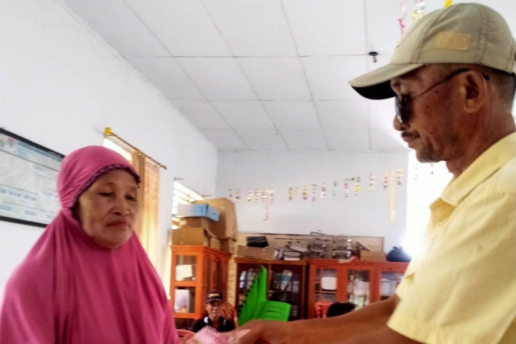 Pemdes Nuangan Salurkan BLT DD Tahap I Tahun 2024