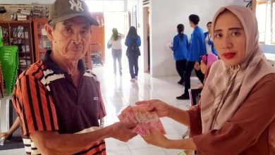 Pemdes Nuangan Salurkan BLT DD Tahap I Tahun 2024