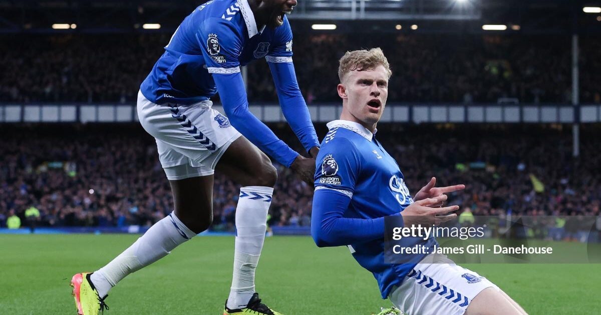 Manchester United Incar Bek Muda Everton