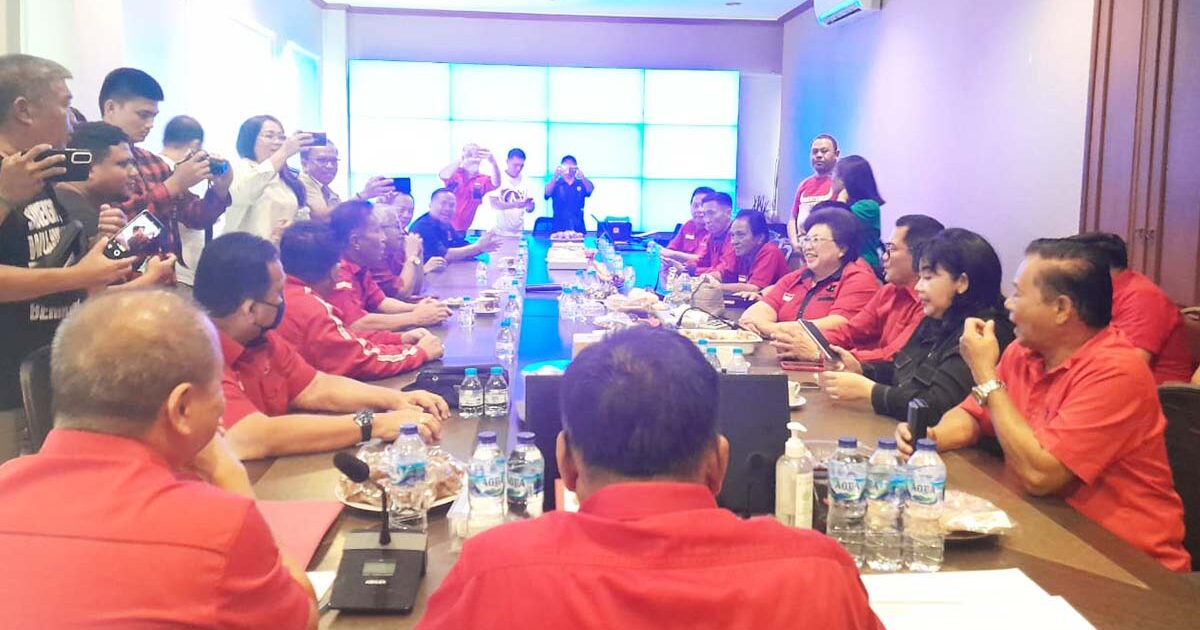 DPD PDI-P Sulut Serahkan Tiket Emas Calon Kepala Daerah