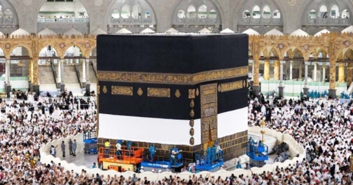 Kiswa Ka'bah Diangkat Menjelang Haji 2024