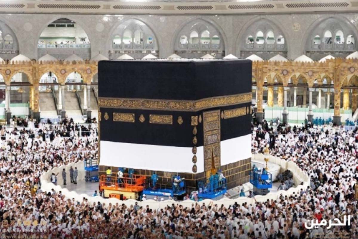 Kiswa Ka'bah Diangkat Menjelang Haji 2024