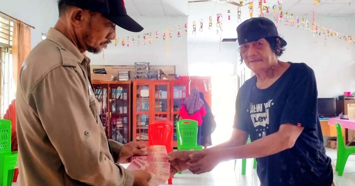 Pemdes Nuangan Salurkan BLT DD Tahun 2024