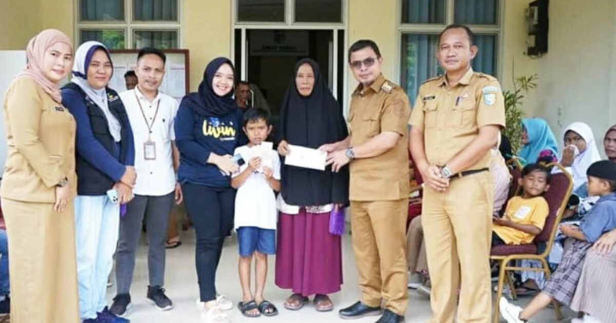 Pemkab Bolmut Serahkan Bantuan Atensi