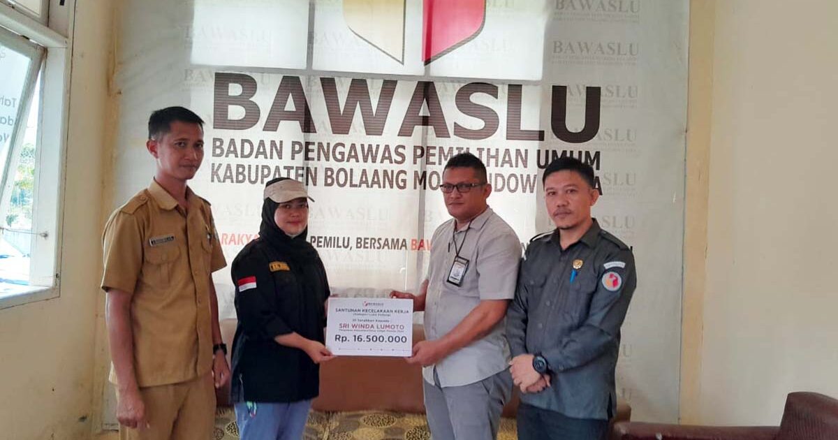 Bawaslu Bolmut Berikan Santunan Pengawas Desa