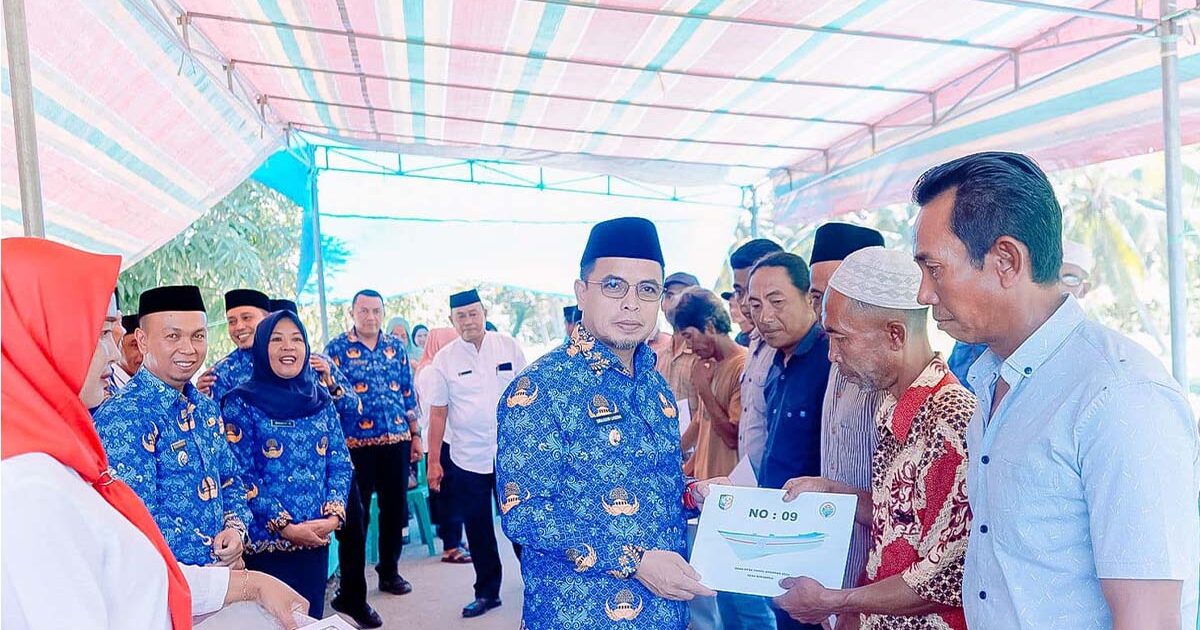 Pj Bupati SJL Serahkan Bantuan Perahu Fiber