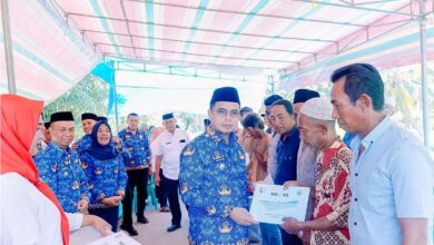 Pj Bupati SJL Serahkan Bantuan Perahu Fiber
