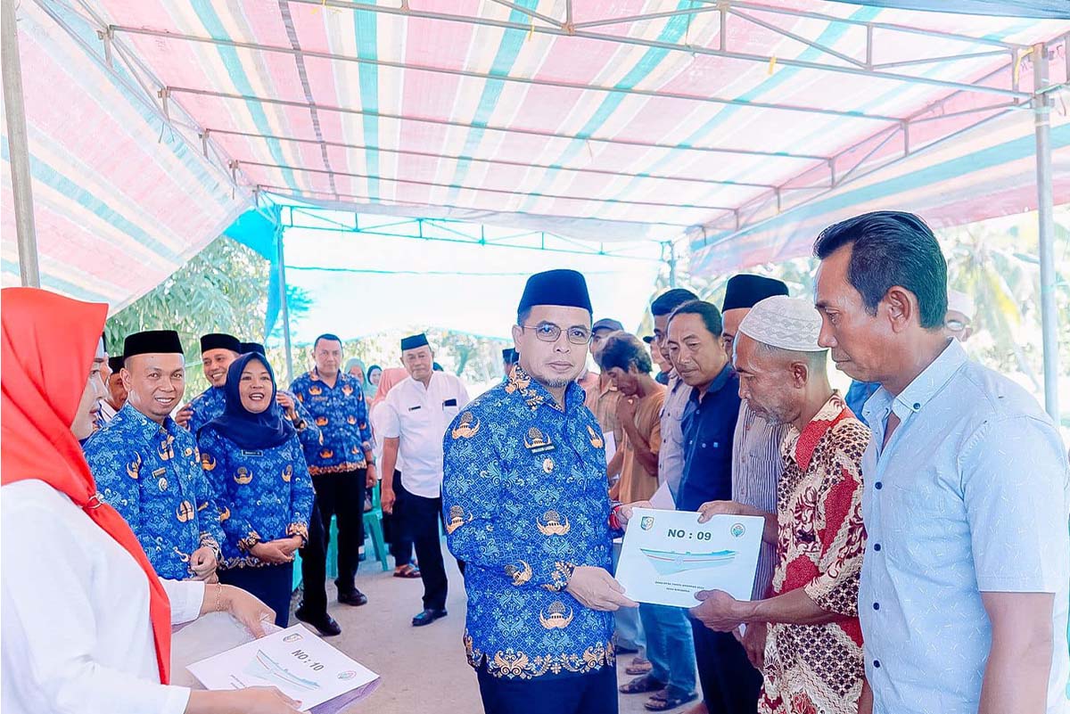 Pj Bupati SJL Serahkan Bantuan Perahu Fiber