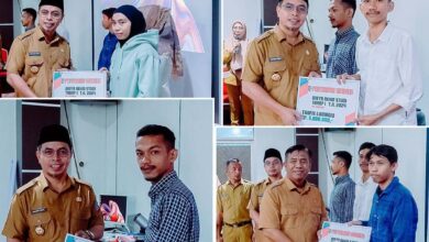 Sirajudin Lasena Serahkan Beasiswa Mahasiswa