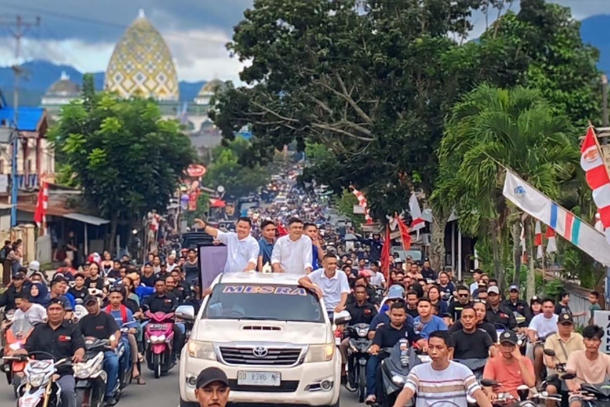 Pendukung Warnai Kedatangan Pasangan MESRA