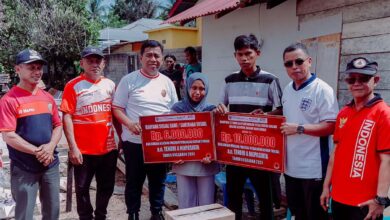 Bupati Bolmut Serahkan Bantuan Kebakaran di Boroko Utara