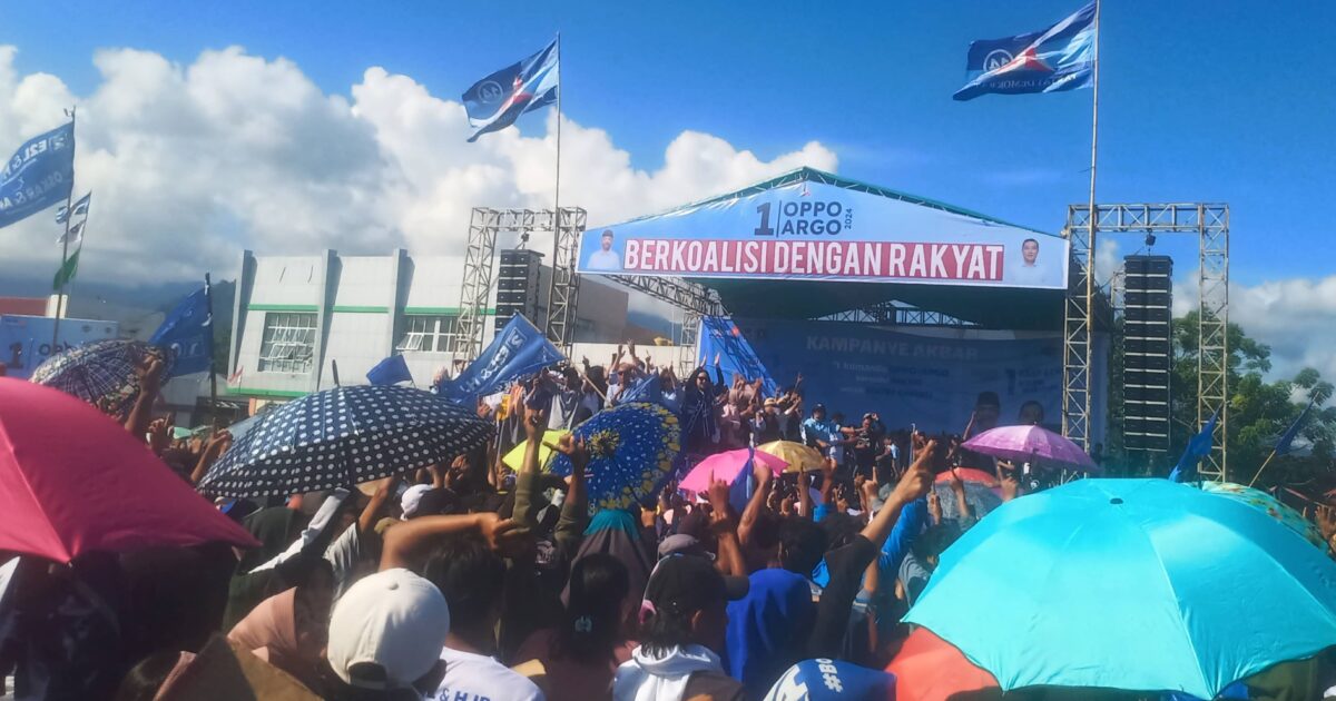 Massa Penuhi Kampanye Akbar Oskar-Argo