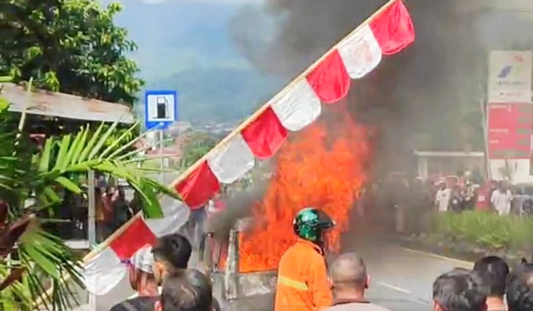 Bus Terbakar di SPBU Moyag