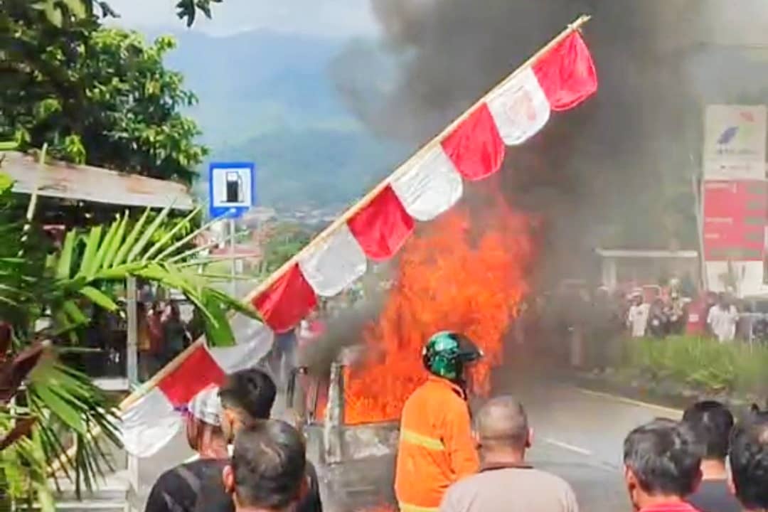 Bus Terbakar di SPBU Moyag