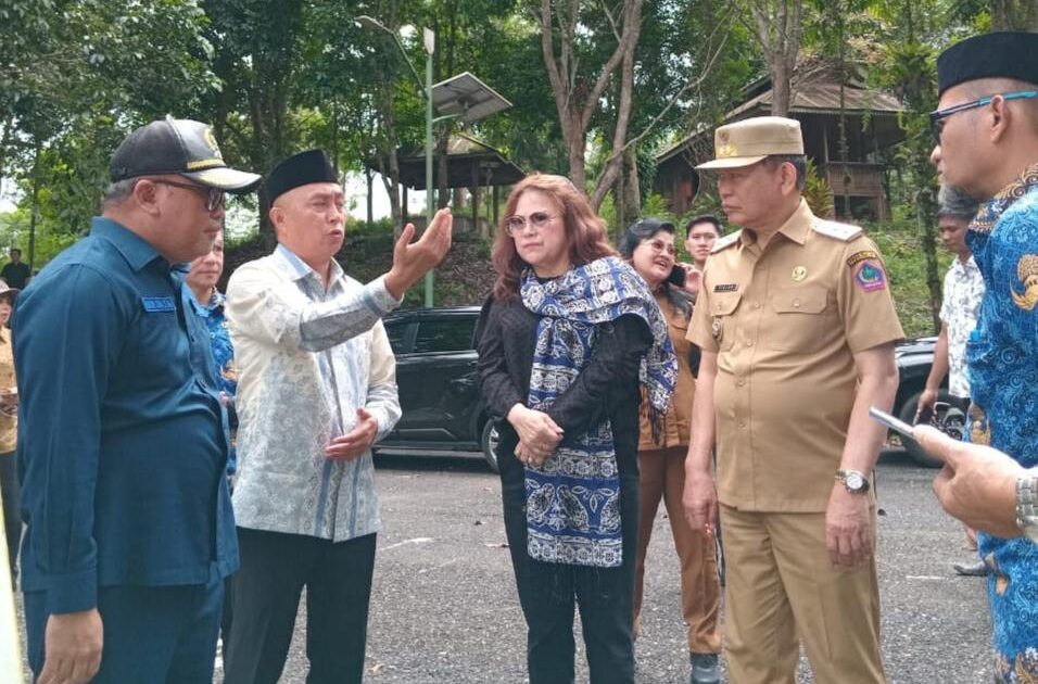 Wakil Bupati Bolaang Mongondow Timur Argo Vinsensius Sumaiku mendampingi Wakil Gubernur Sulawesi Utara Victor Mailangkay saat meninjau sejumlah destinasi wisata, Senin (17/3/2025).