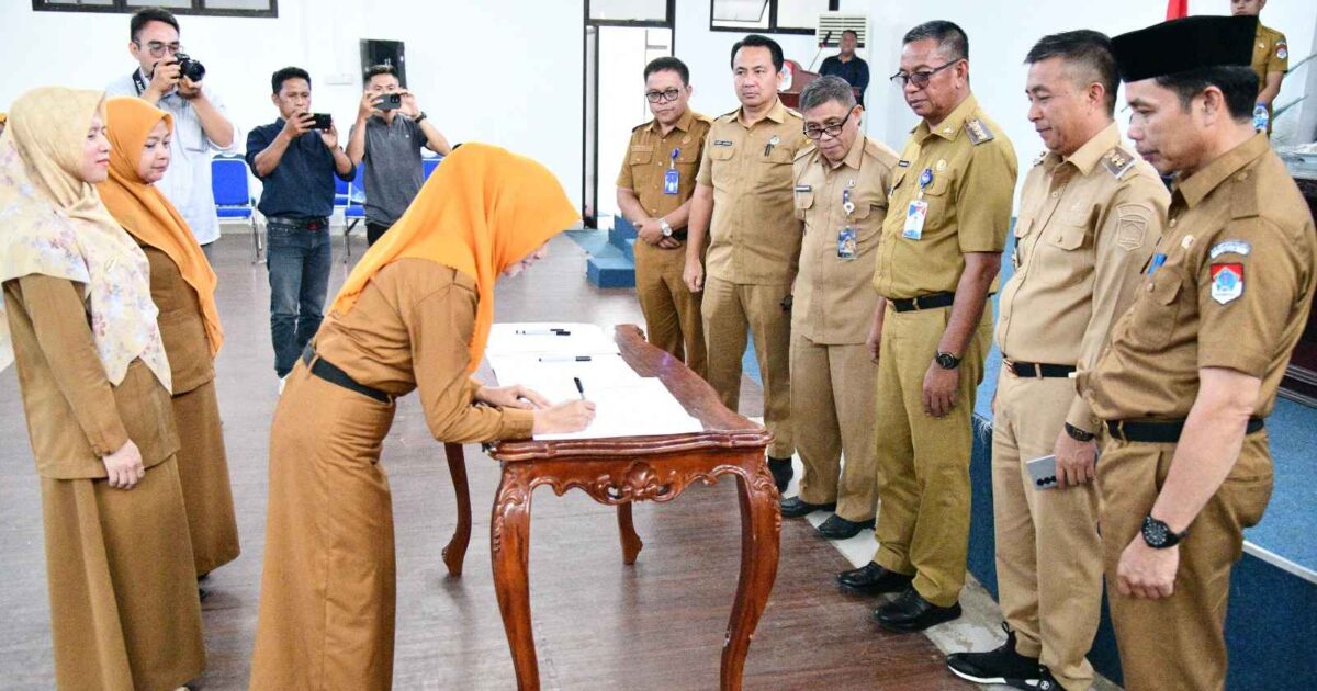 Kepsek Teken MoU Dengan Bupati Boltim