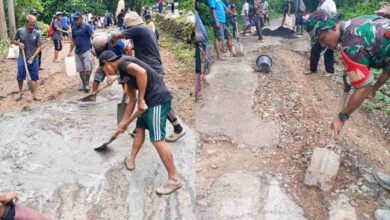 Warga Perbaiki Jalan Jiko Belanga
