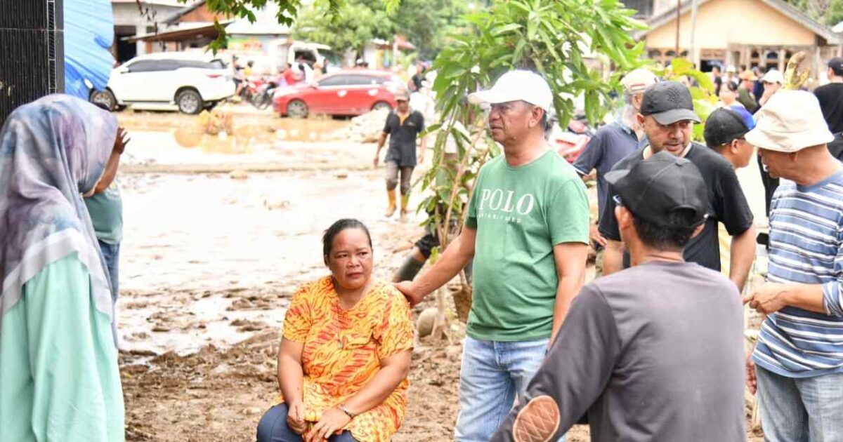 Pemkab Boltim Bersihkan Lumpur Banjir Desa Togid
