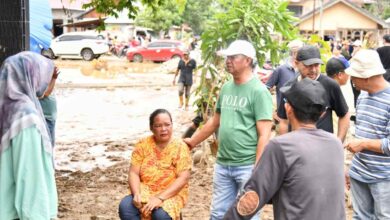 Pemkab Boltim Bersihkan Lumpur Banjir Desa Togid