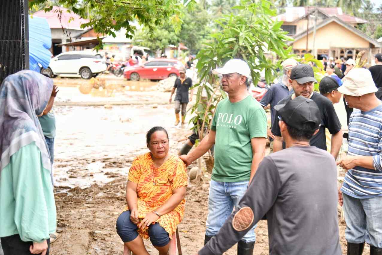 Pemkab Boltim Bersihkan Lumpur Banjir Desa Togid