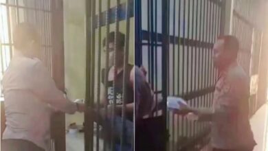 Polisi di Polres Boltim Bagikan Makanan ke Tahanan