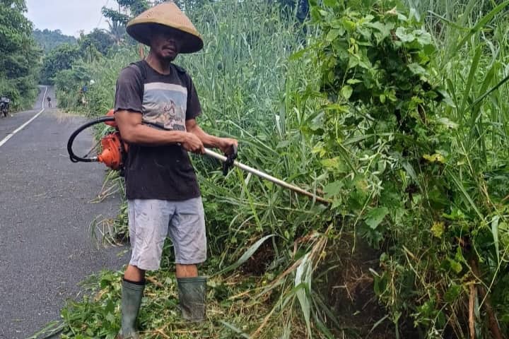 Camat Nuangan Pimpin Kerja Bakti