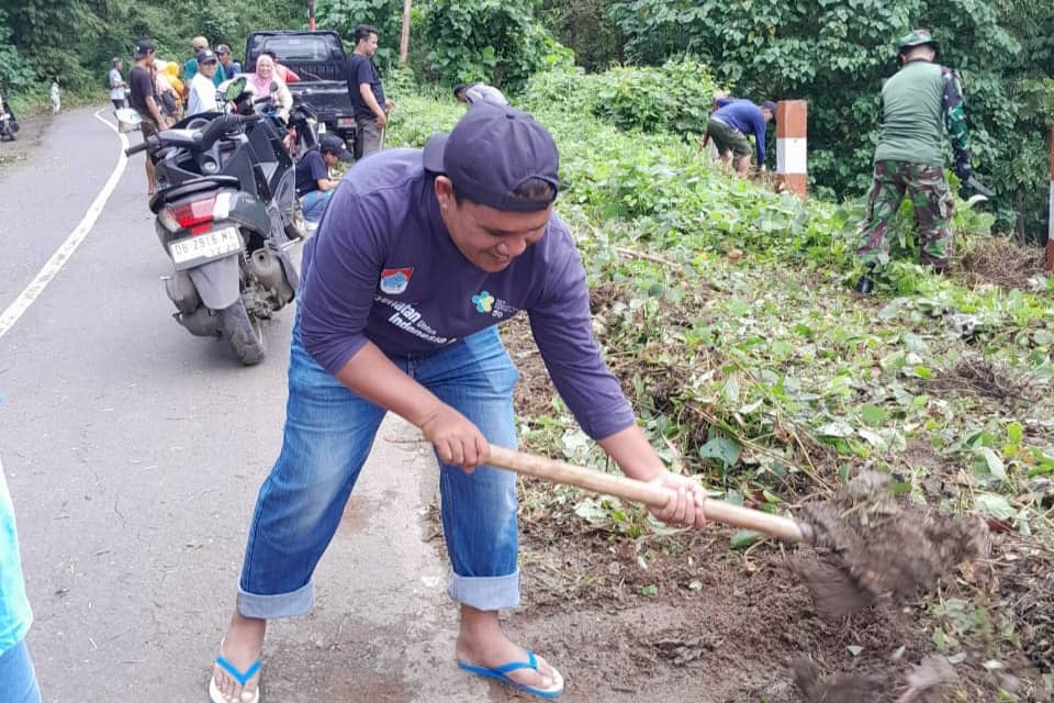 Camat Nuangan Pimpin Kerja Bakti