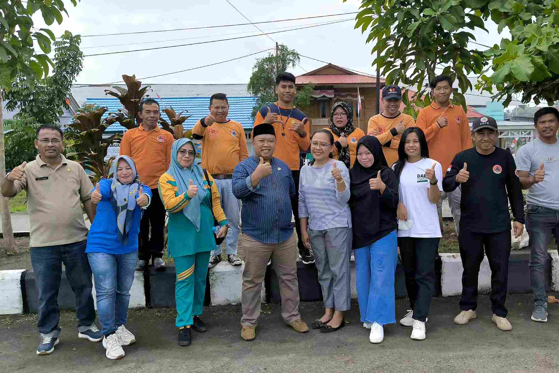 Plt Kepala BPBD Boltim Fitra Damopolii memimpin kerja bakti