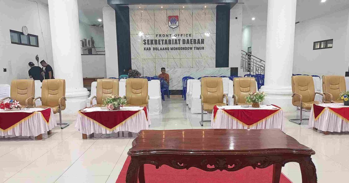 asn menata kursi di kantor bupati untuk persiapan pelantikan sekda boltim