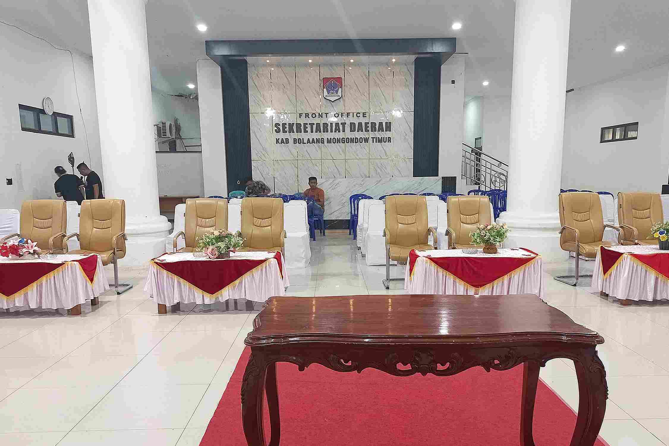 asn menata kursi di kantor bupati untuk persiapan pelantikan sekda boltim
