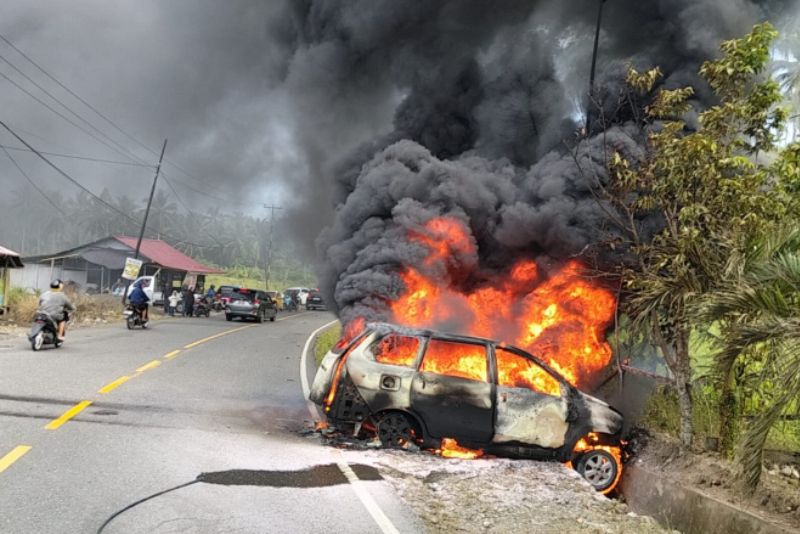 Mobil Terbakar di SPBU Komangaan
