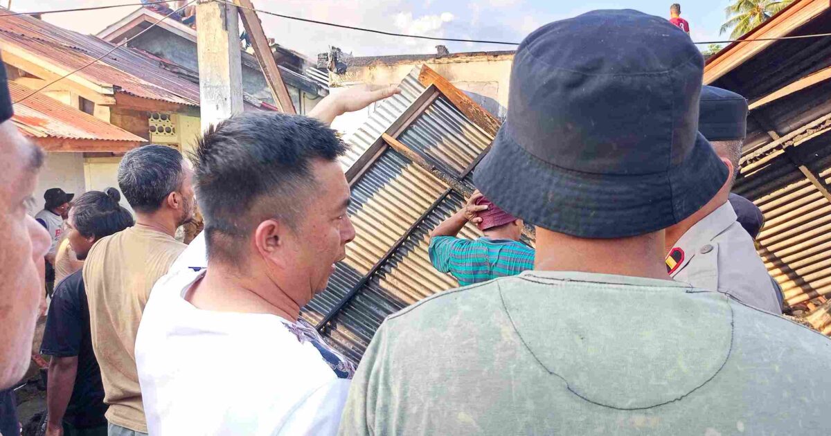 Wakil Bupati Boltim Argo Sumaiku meninjau langsung lokasi kebakaran rumah kos di Tutuyan