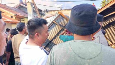 Wakil Bupati Boltim Argo Sumaiku meninjau langsung lokasi kebakaran rumah kos di Tutuyan