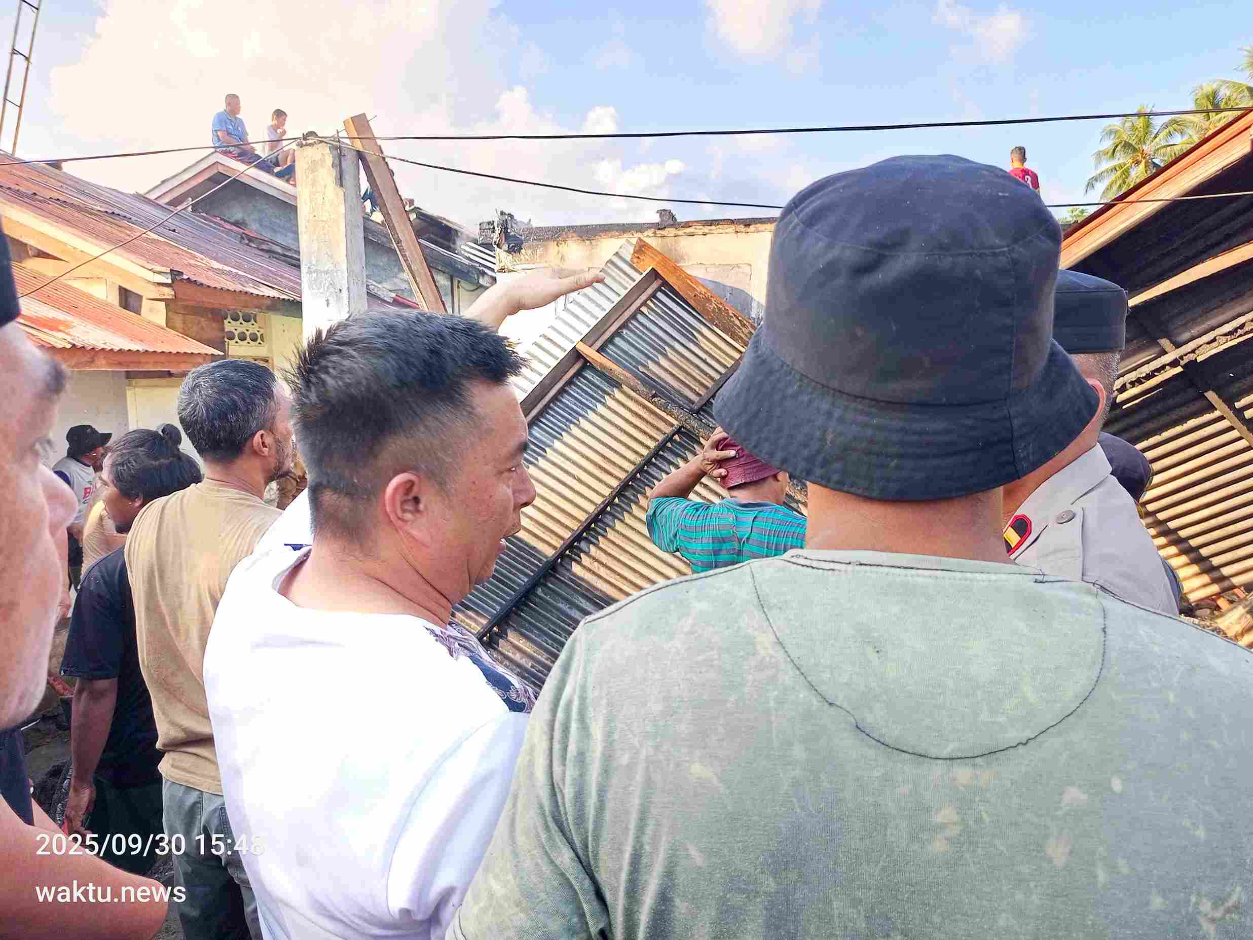 Wakil Bupati Boltim Argo Sumaiku meninjau langsung lokasi kebakaran rumah kos di Tutuyan