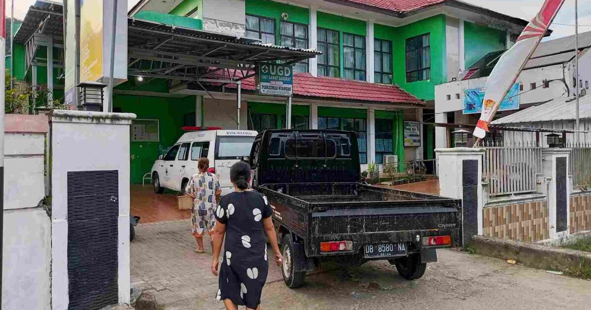 Warga bawa Ambulans Puskesmas Nuangan Boltim antar pasien ke RS Ratatotok karena sopir absen