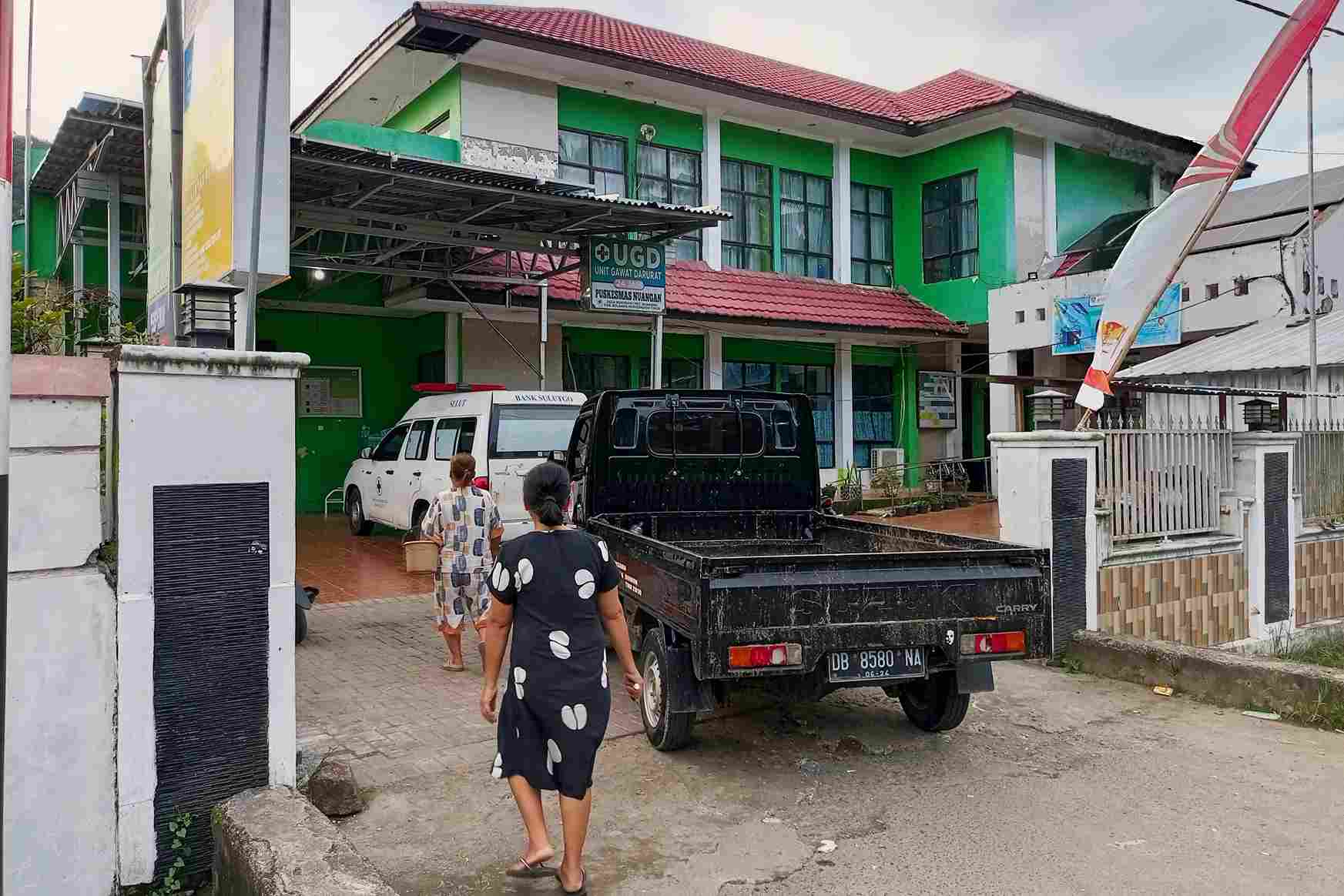 Warga bawa Ambulans Puskesmas Nuangan Boltim antar pasien ke RS Ratatotok karena sopir absen