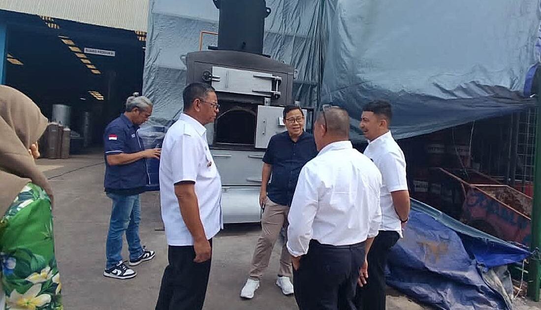 Bupati Boltim Oskar Manoppo meninjau pabrik mesin incinerator di Jakarta