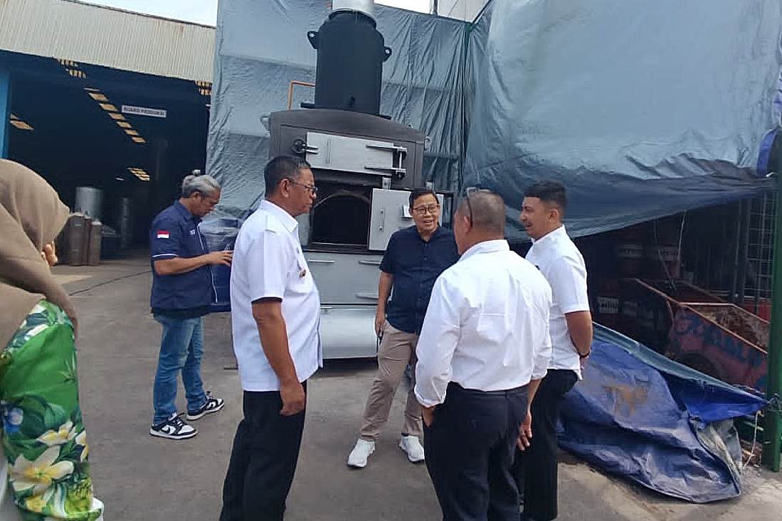Bupati Boltim Oskar Manoppo meninjau pabrik mesin incinerator di Jakarta