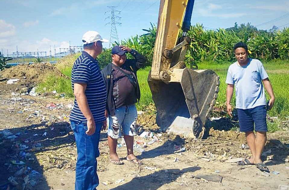 Bupati Boltim Oskar Manoppo saat meninjau TPS sementara di Tutuyan