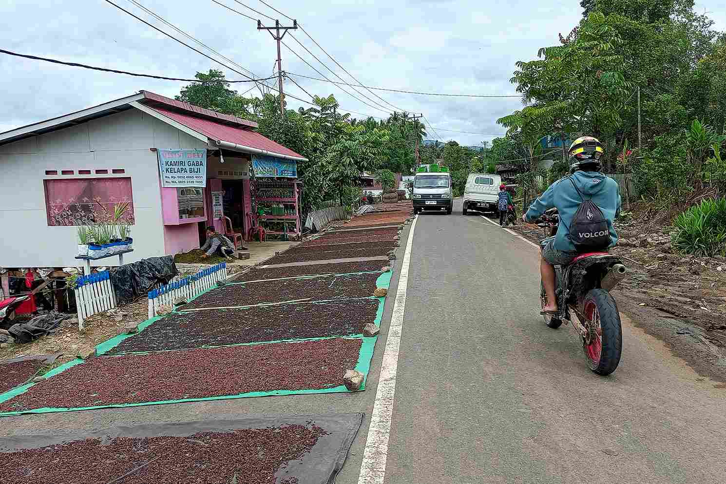 Warga Jemur Cengkih di jalan provinsi Desa Bai Boltim saat panen 2025