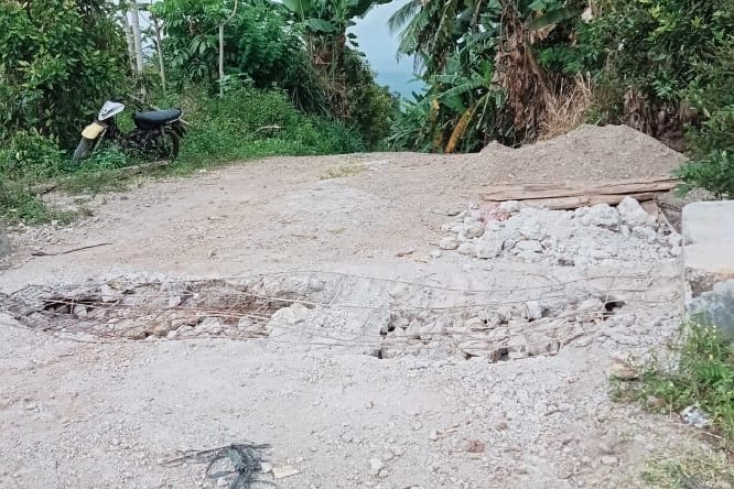 Kondisi jalan desa dengan Plat Duiker Bai Boltim rusak menghambat akses warga
