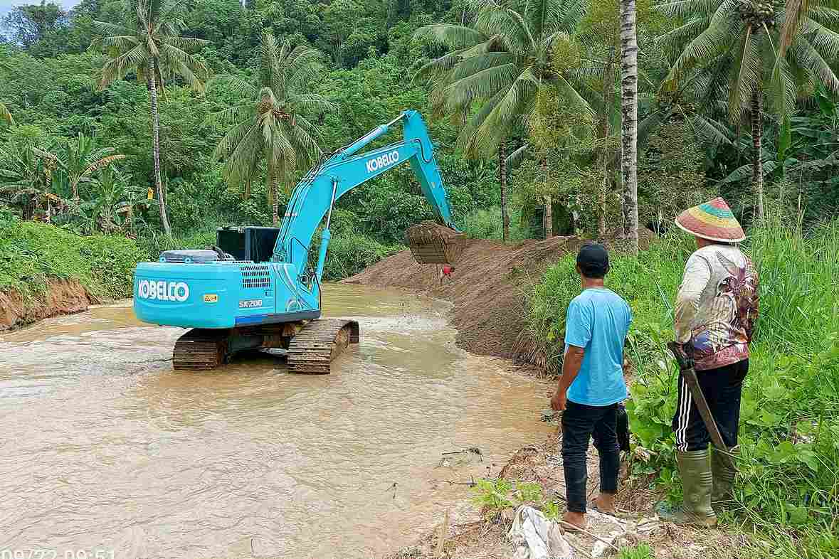 KUD Nomontang keruk Sungai Molobog Timur