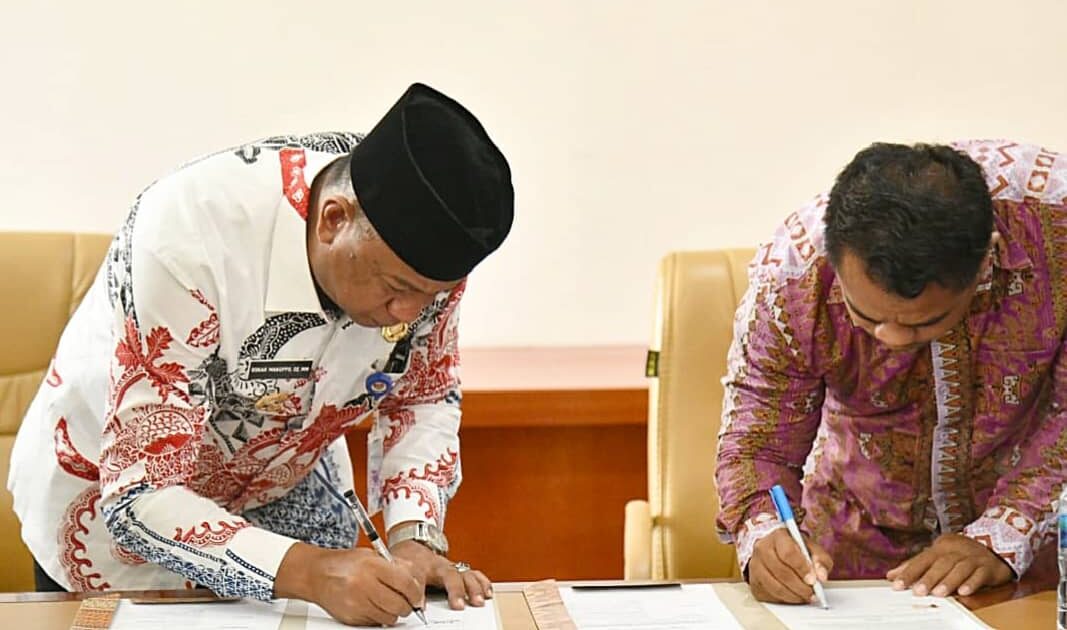 Bupati Oskar Manoppo dan Rektor UDK Muharto menandatangani MoU peningkatan SDM di Boltim