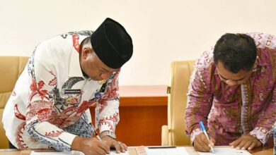 Bupati Oskar Manoppo dan Rektor UDK Muharto menandatangani MoU peningkatan SDM di Boltim